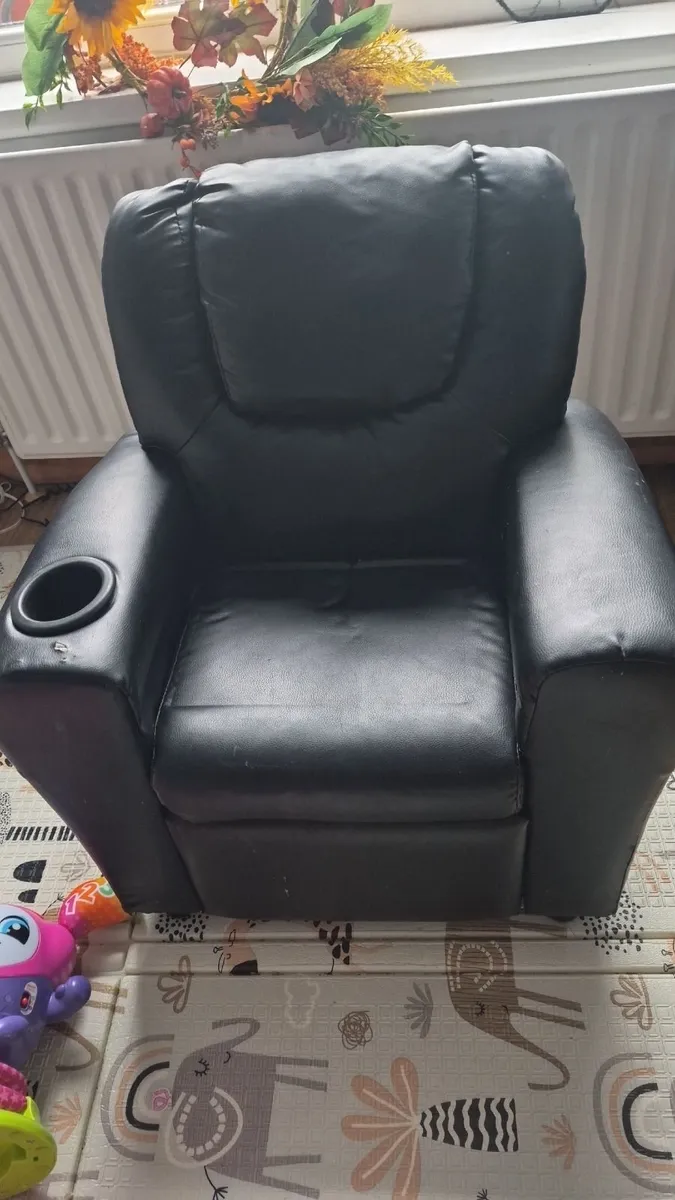 Kids black recliner chair - Image 2