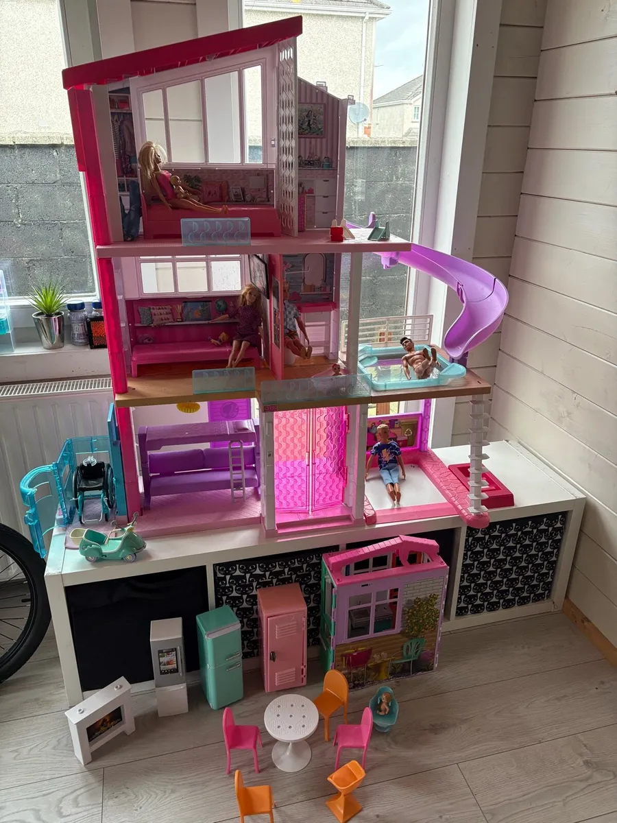 Barbie house - Image 1