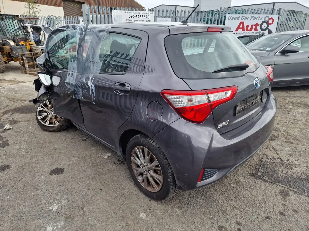 19 TOYOTA YARIS  1.5 HYBRID FOR BREAKING - Image 4