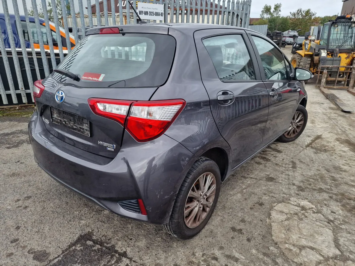 19 TOYOTA YARIS  1.5 HYBRID FOR BREAKING - Image 3