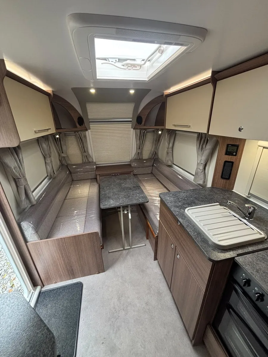 2019 bailey phonix 642 fixed single beds - Image 4