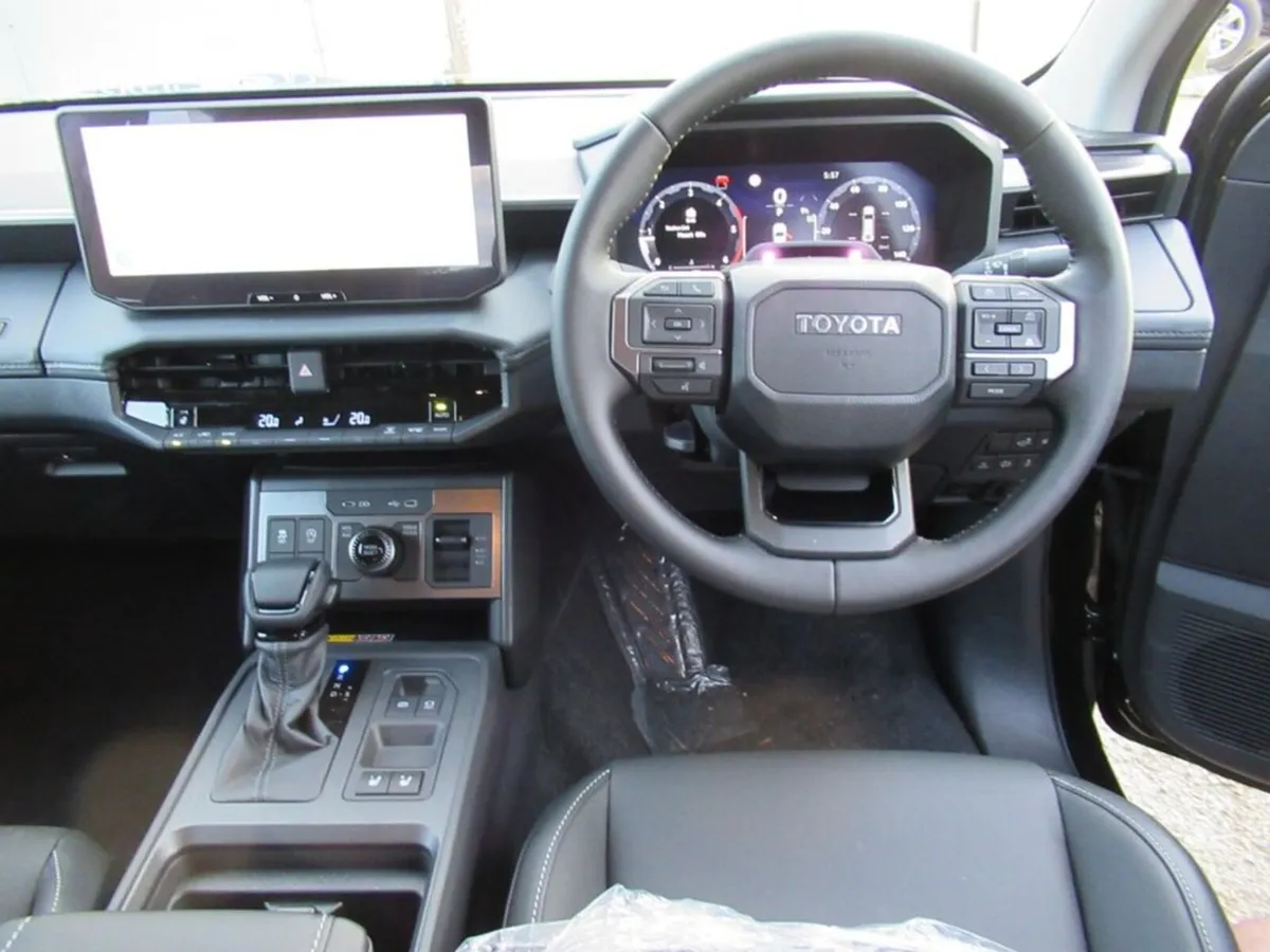 2.8 D-4D-h Invincible X Pickup Double Cab 4dr Dies - Image 4