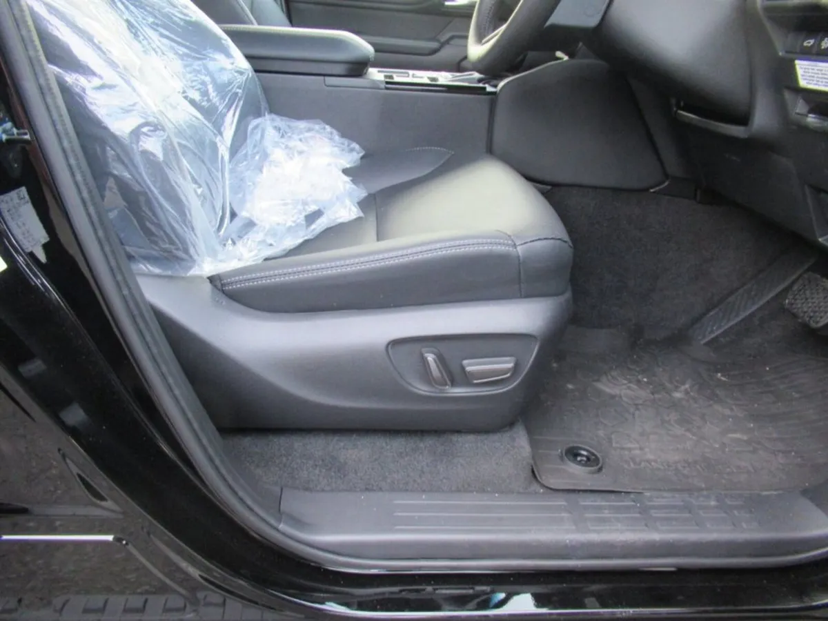2.8D MHEV Panel Van 5dr Diesel Hybrid Auto 4WD LWB - Image 3