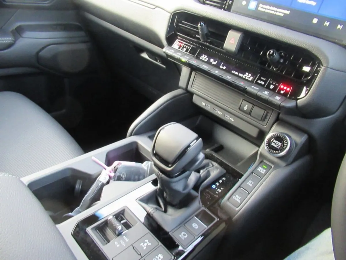2.8D MHEV Panel Van 5dr Diesel Hybrid Auto 4WD LWB - Image 4