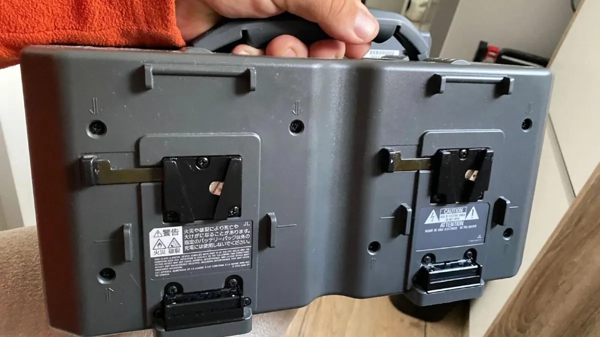Sony V-Mount BC-M150 Quad Battery Charger & 4 Batt - Image 2