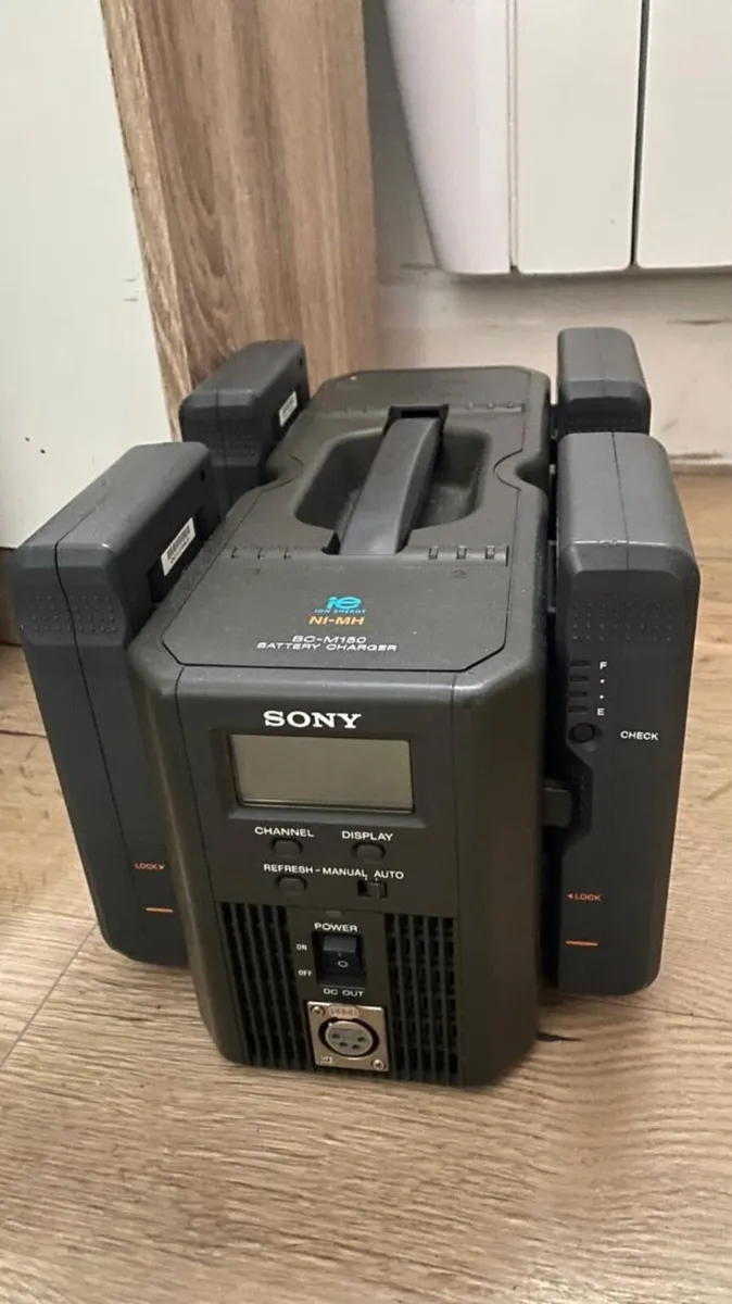 Sony V-Mount BC-M150 Quad Battery Charger & 4 Batt - Image 1