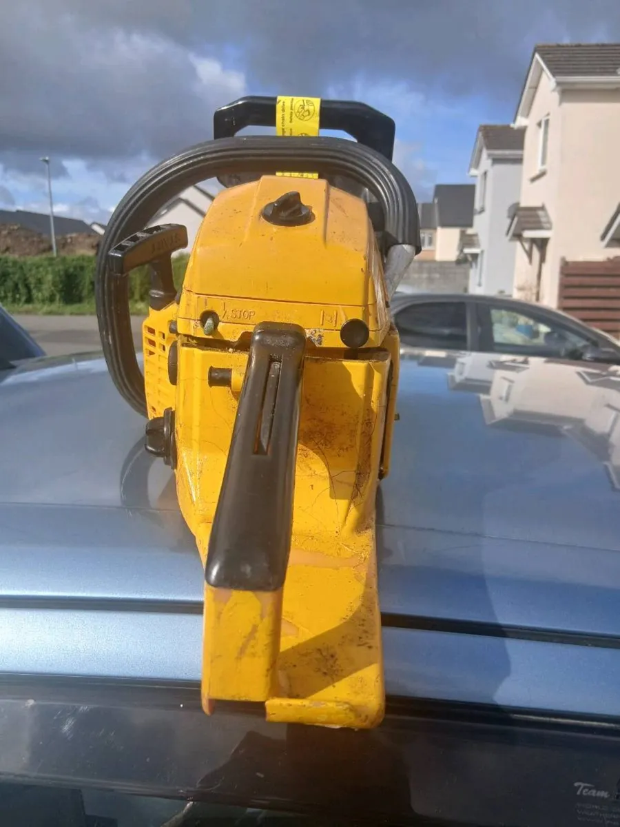 Chain saw - Image 1