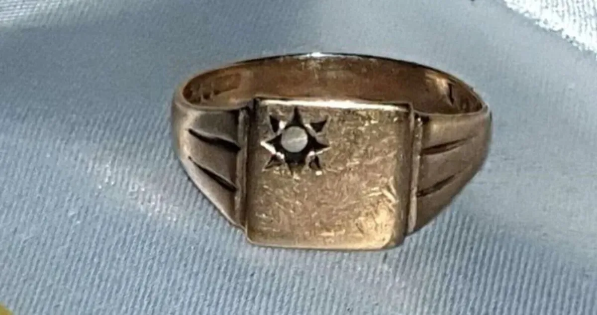 Vintage Solid Gold Signet Ring Starburst Design - Image 2