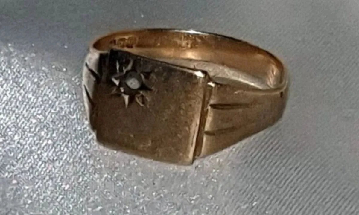 Vintage Solid Gold Signet Ring Starburst Design - Image 3