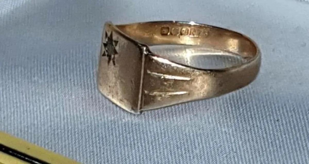 Vintage Solid Gold Signet Ring Starburst Design - Image 4
