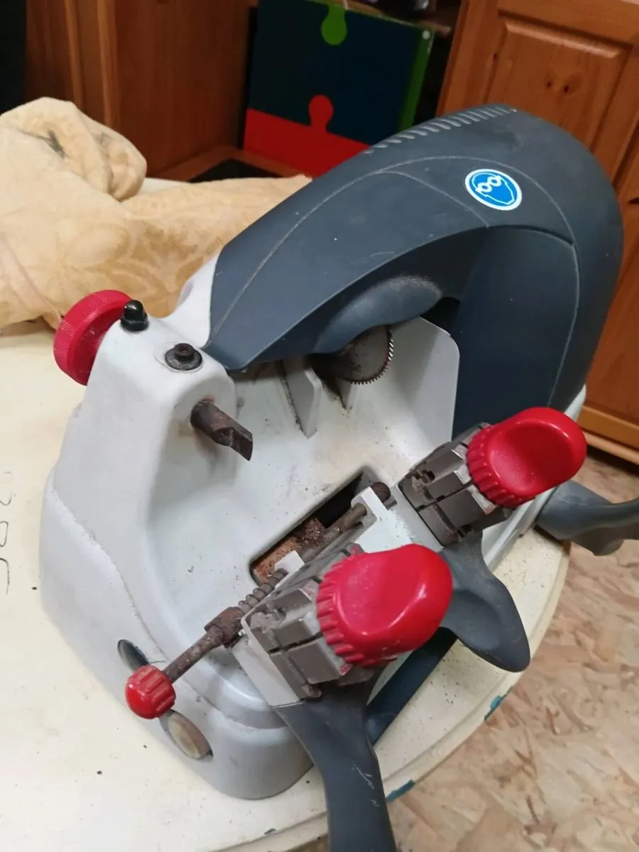 Silca Delta 2000 mechanical key cutting machine - Image 1