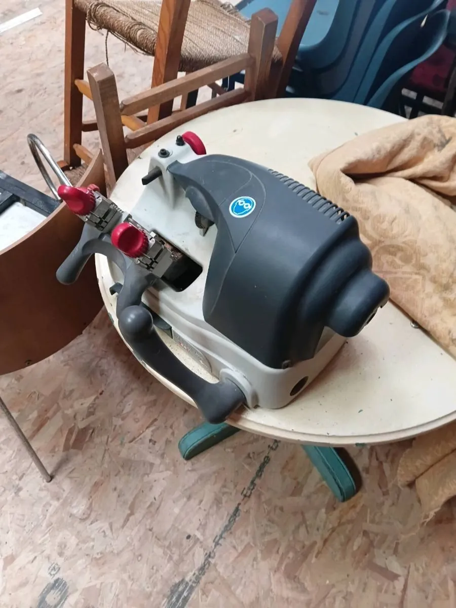 Silca Delta 2000 mechanical key cutting machine - Image 2