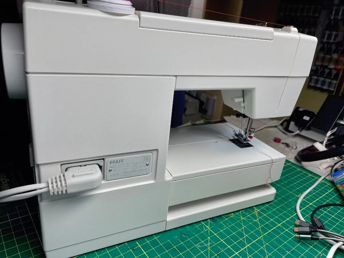 PFAFF Varimatic 6085 Sewing Machine - Just Serviced - Like New! - Image 4