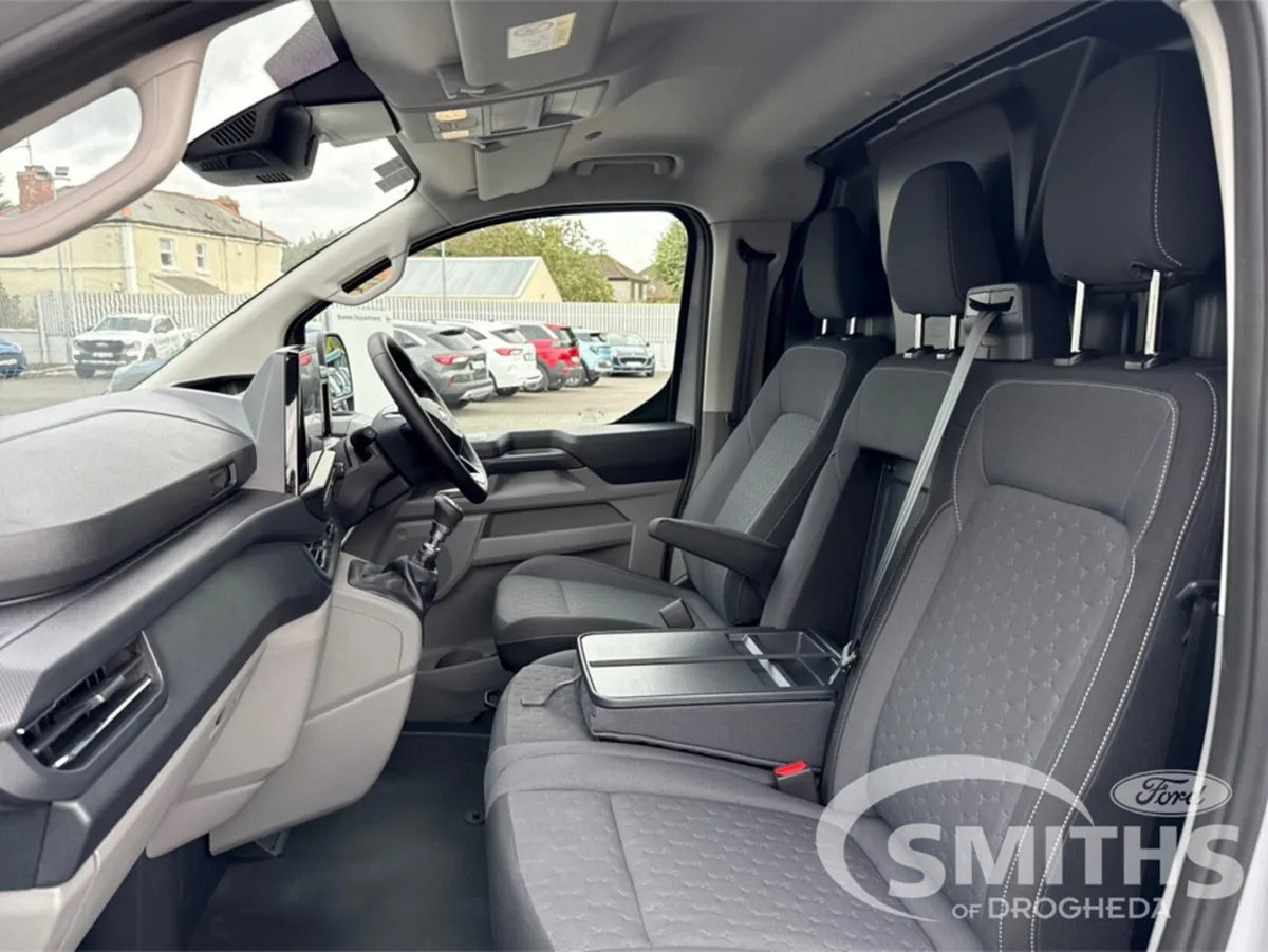 Ford Transit Custom LIMITED LWB 2.0 136PS - Image 4