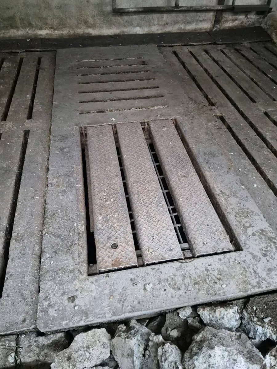 10ft 6 manhole,agitation point - Image 1
