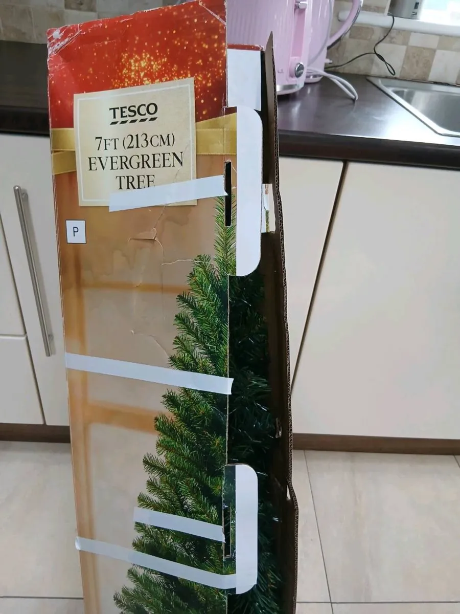 7 FOOT CHRISTMAS TREE +  300 LIGHTS - Image 1