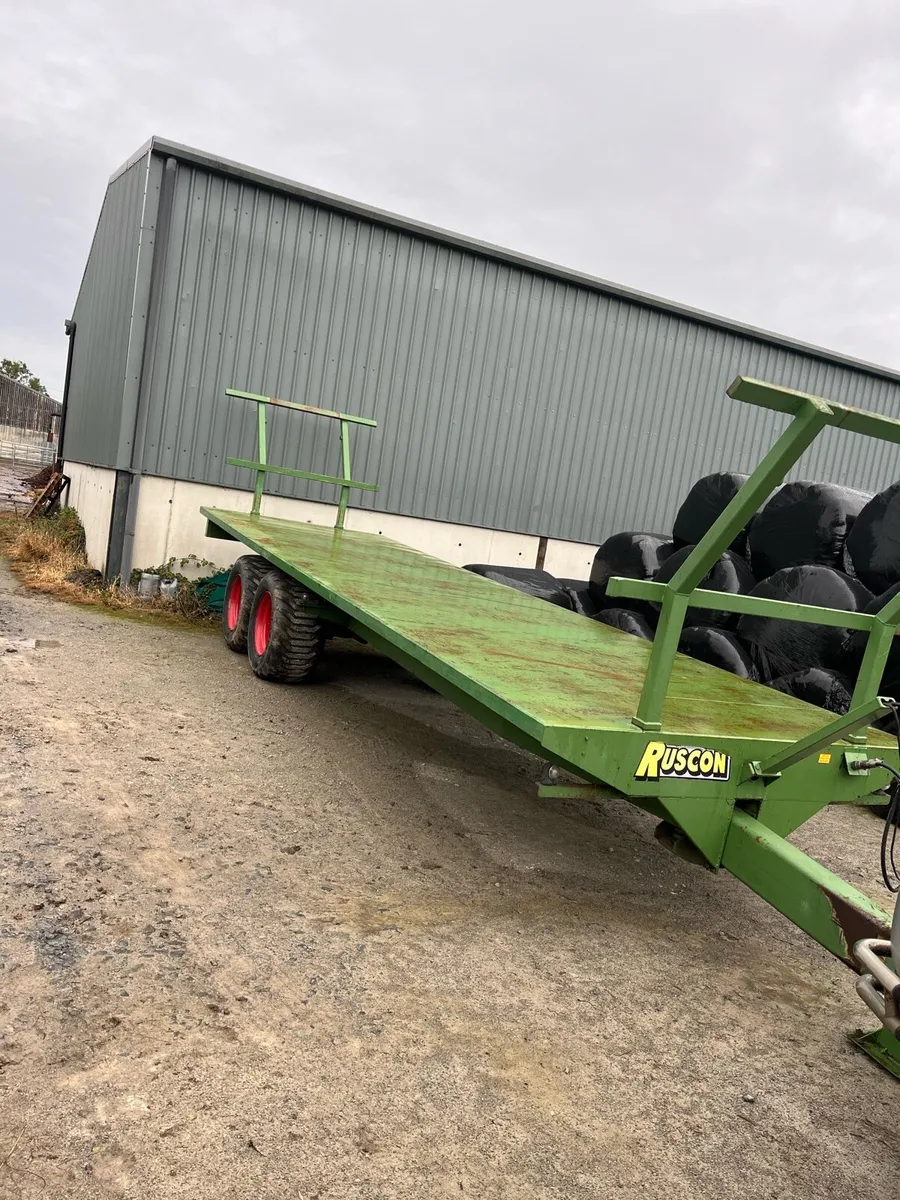 Bale trailer - Image 1
