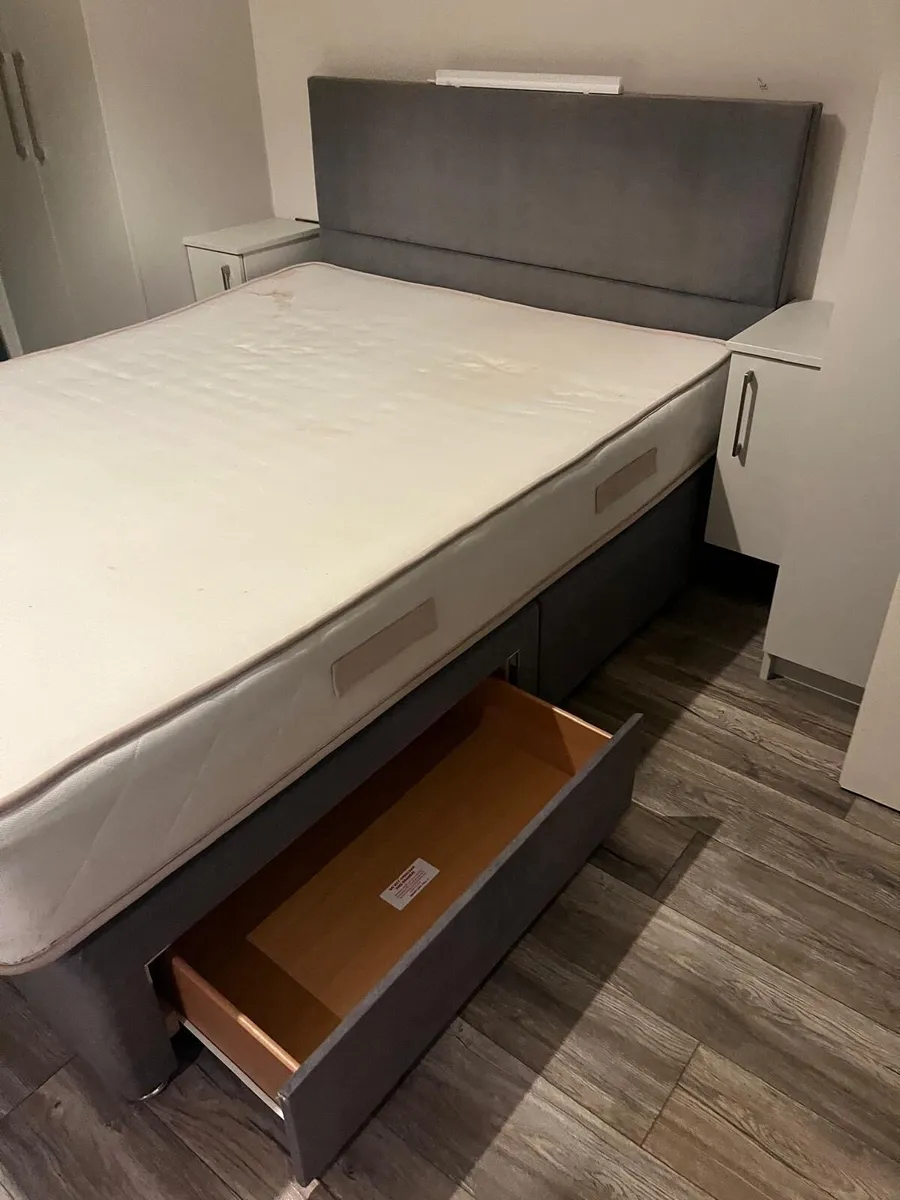 Single bed, double bed, Queen size bed - Image 1