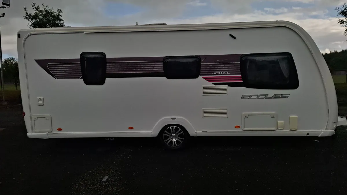 Swift Sterling Eccles  Fixed Bed Caravan - Image 3