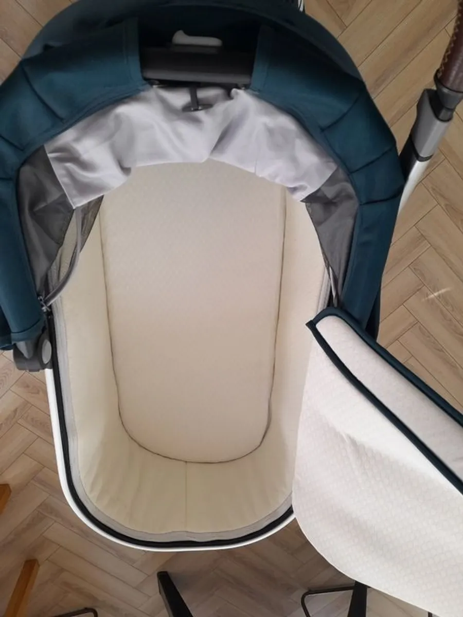 Uppababy Vista V2 bassinet and toddler seat - Image 4