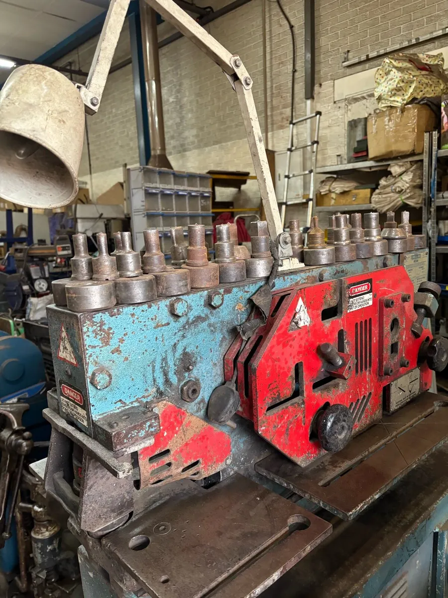 40 ton Kingsland IRONWORKER. TOOLING - Image 1