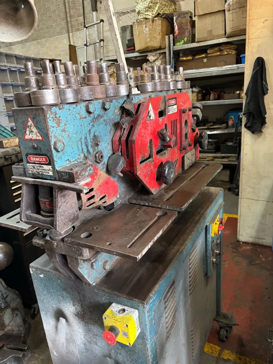 40 ton Kingsland IRONWORKER. TOOLING - Image 2