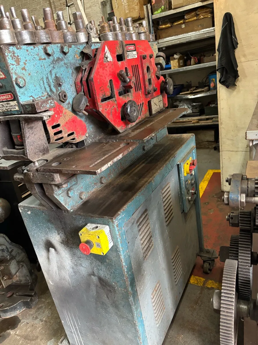 40 ton Kingsland IRONWORKER. TOOLING - Image 3