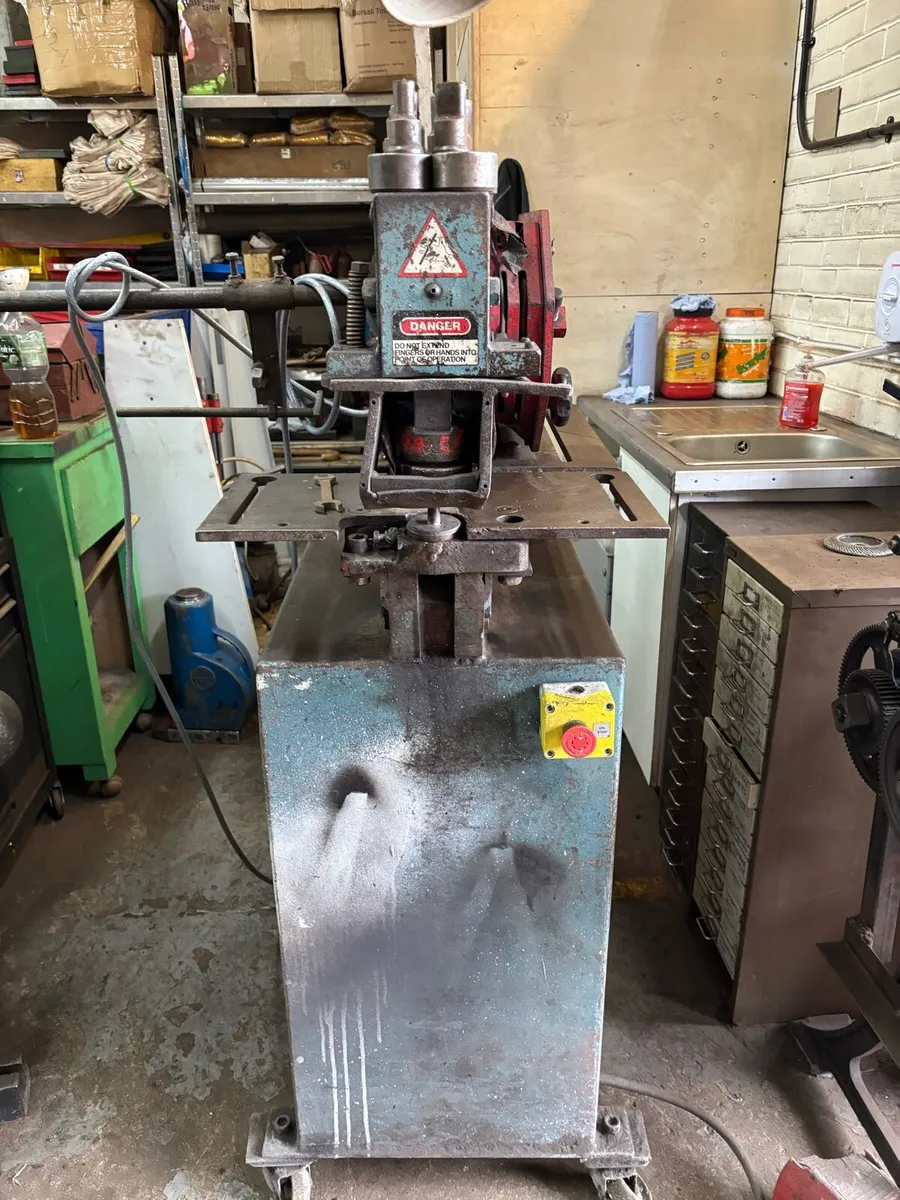40 ton Kingsland IRONWORKER. TOOLING - Image 4