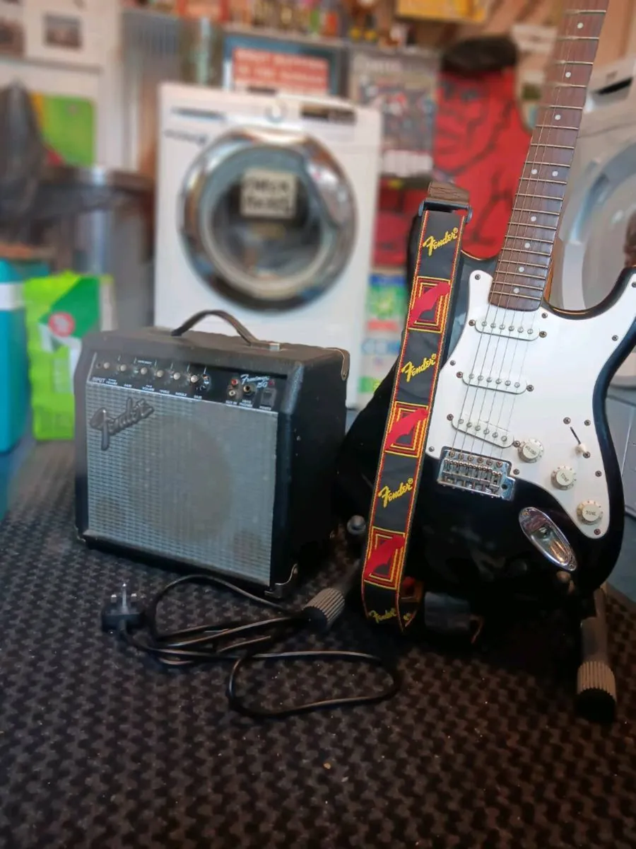 Electric guitar - Image 1
