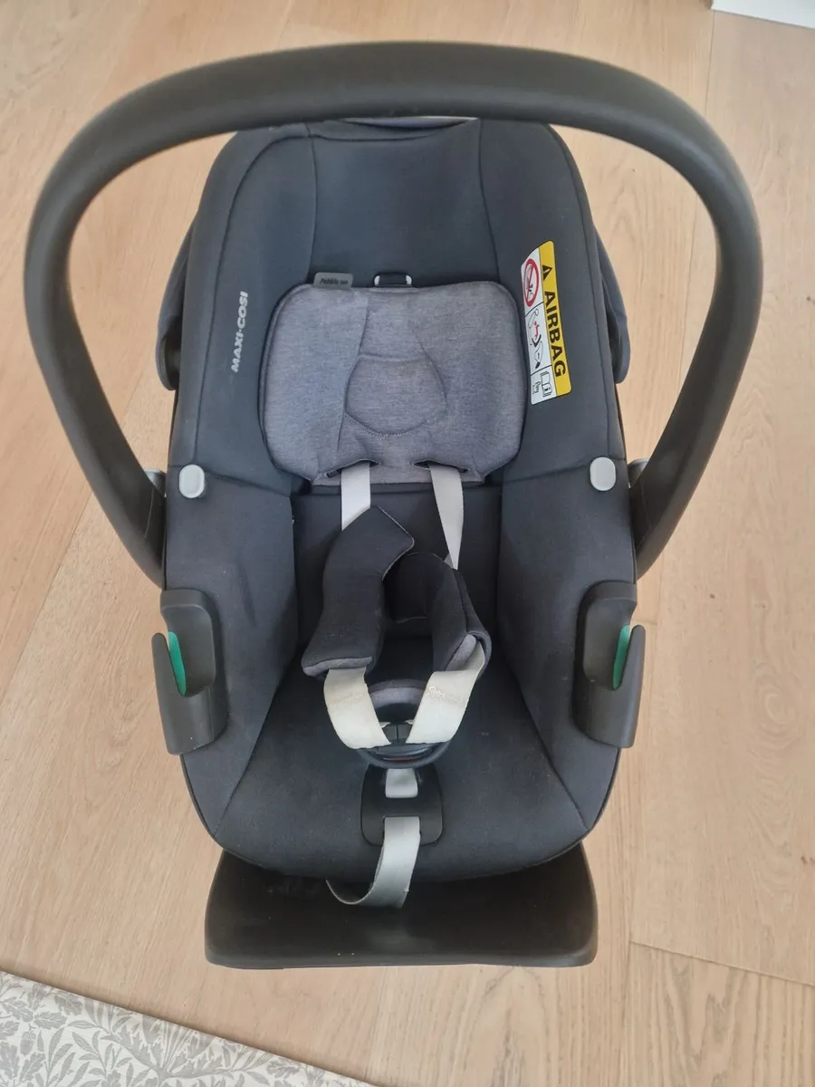 Maxi-Cosi Pebble 360 Car seat plus base - Image 1