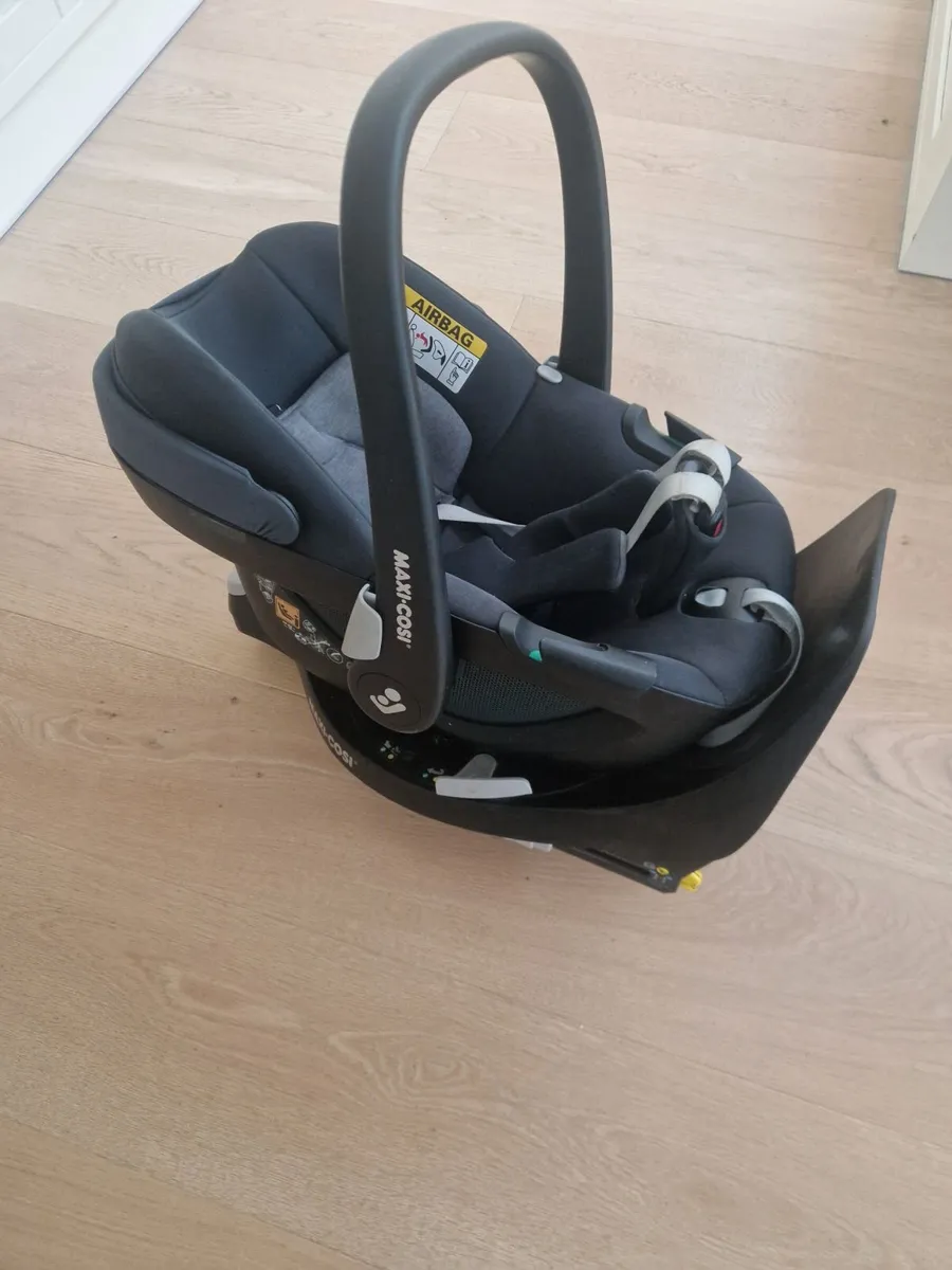 Maxi-Cosi Pebble 360 Car seat plus base - Image 3