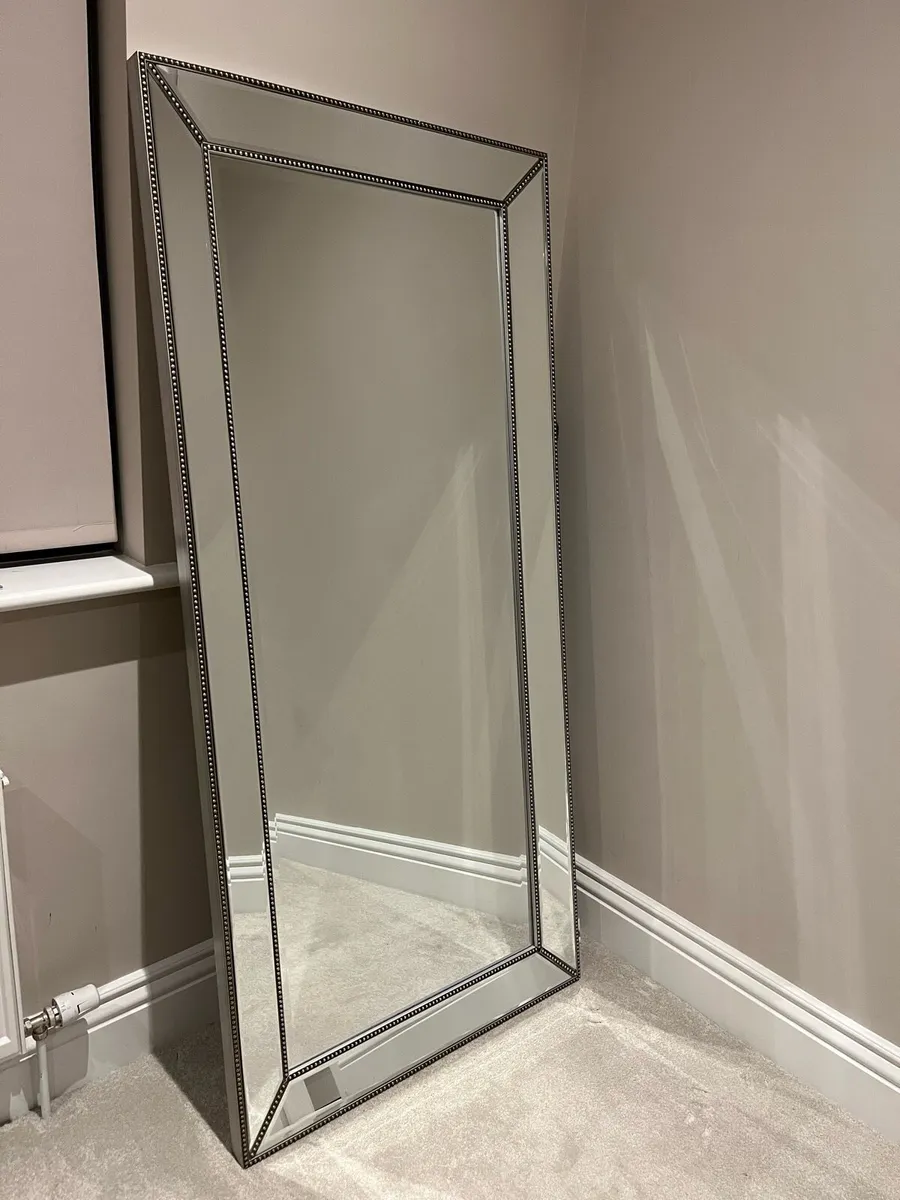 Home Accessories - Mirror - Image 1