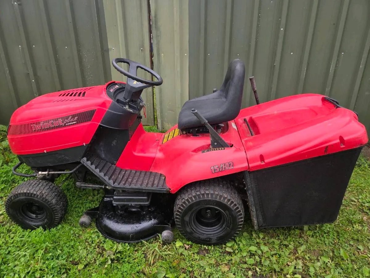 Castlegarden twin cut ride on lawnmower - Image 1