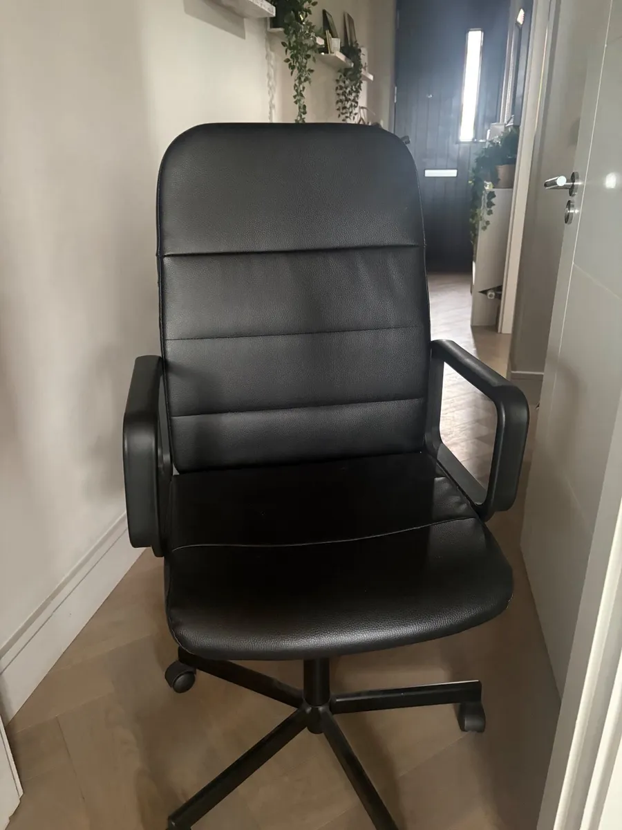Office table / Desk and chair. - Image 2