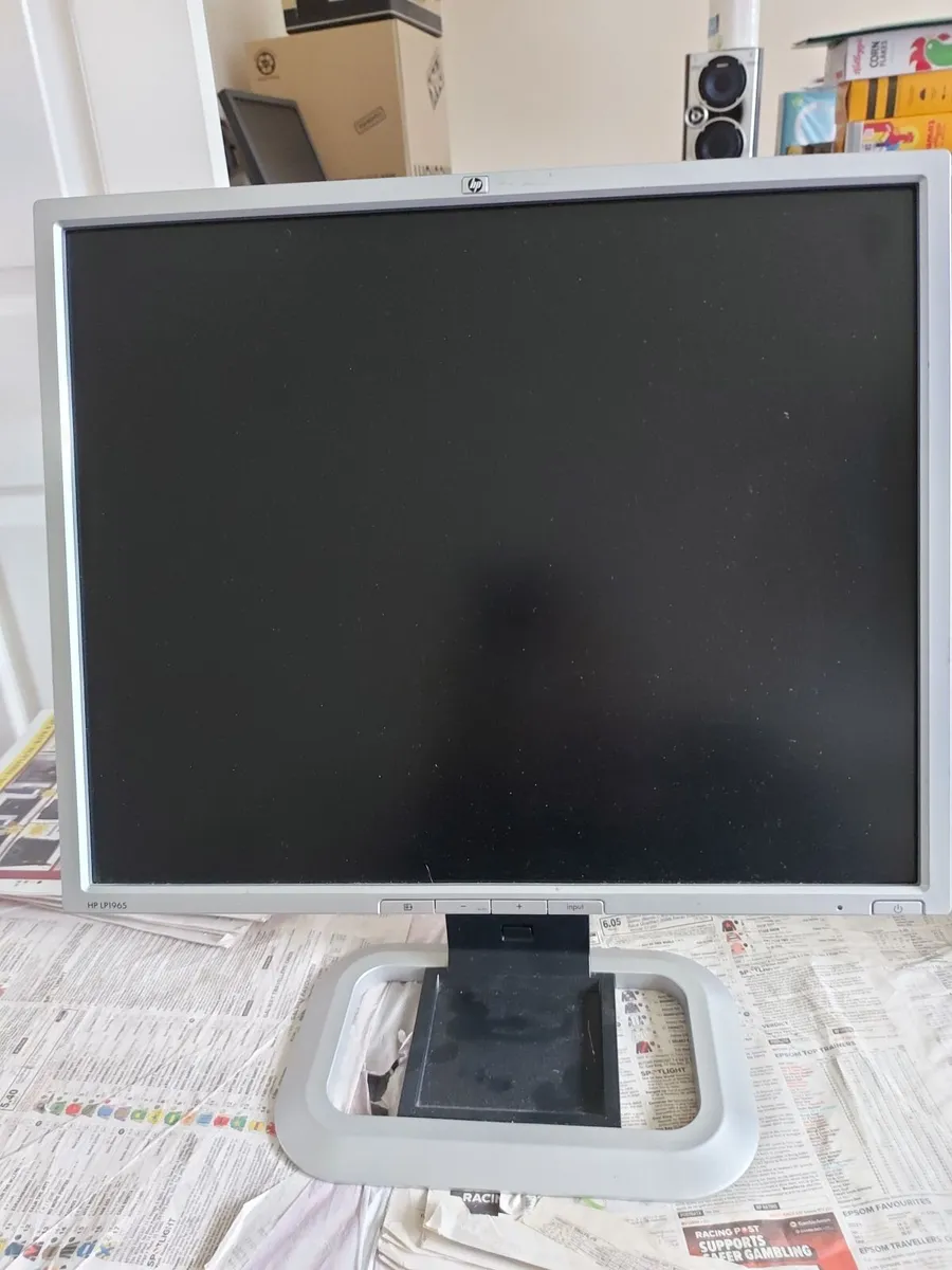 HP 19 inch LCD Colour Monitor, Model LP1965 - Image 1
