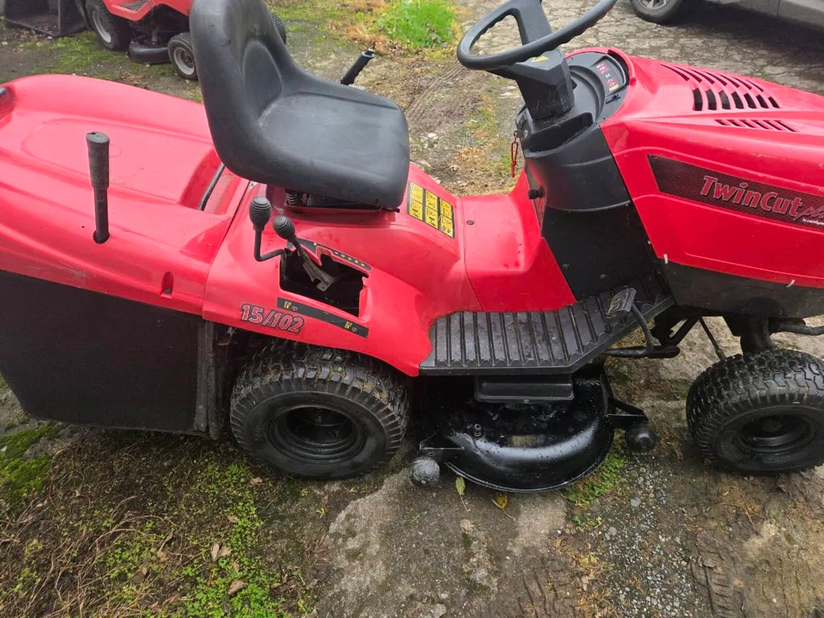 Castlegarden twin cut ride on lawnmower - Image 3