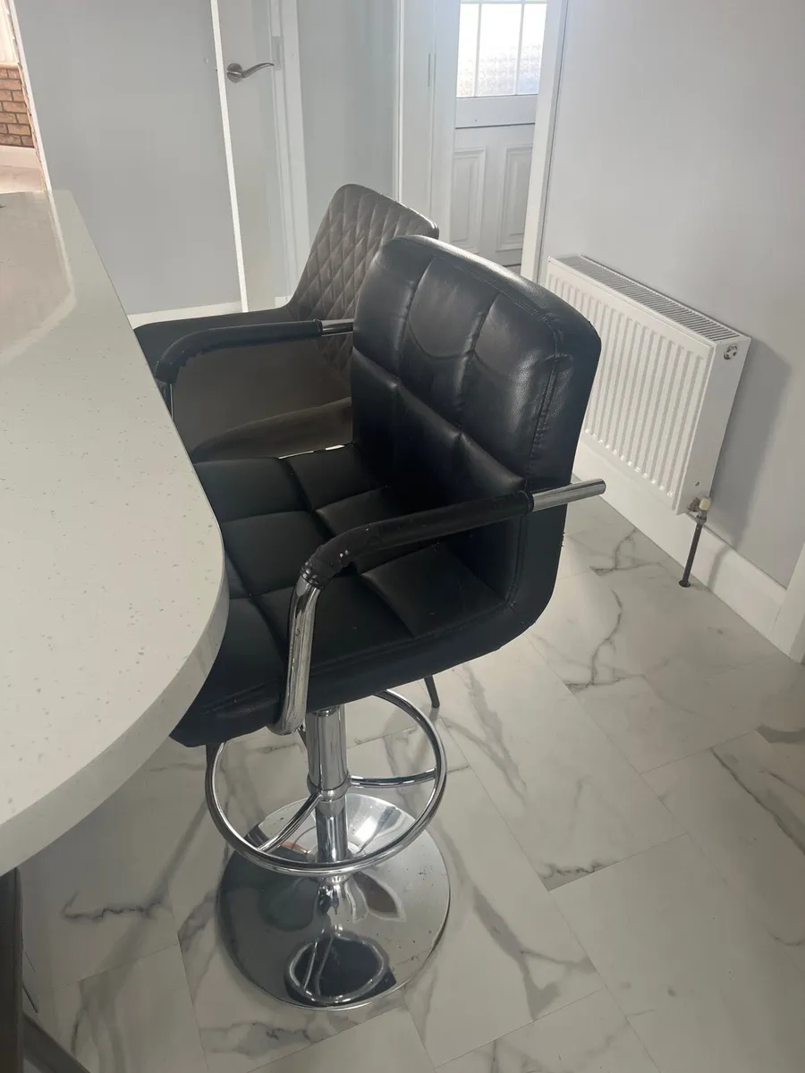 Breakfast bar stools - Image 1