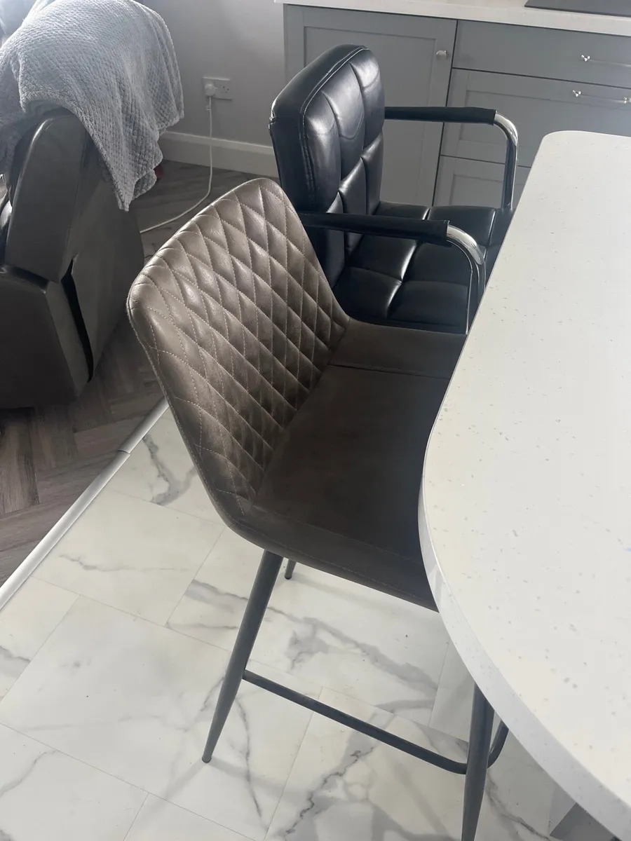 Breakfast bar stools - Image 2