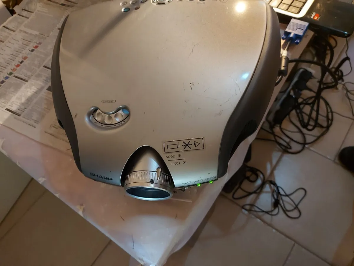 Sharp Projector Model XV-Z90E - Image 4