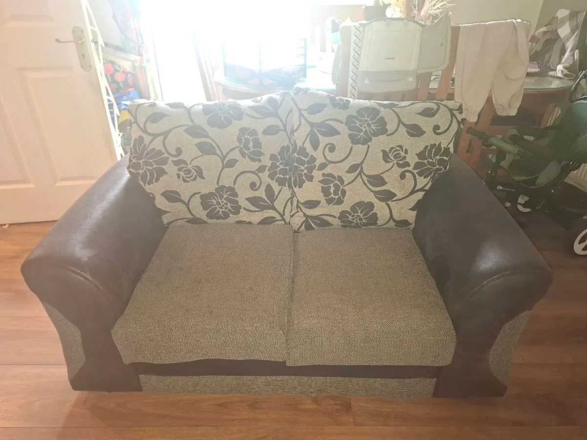 2 seater couch - Image 1