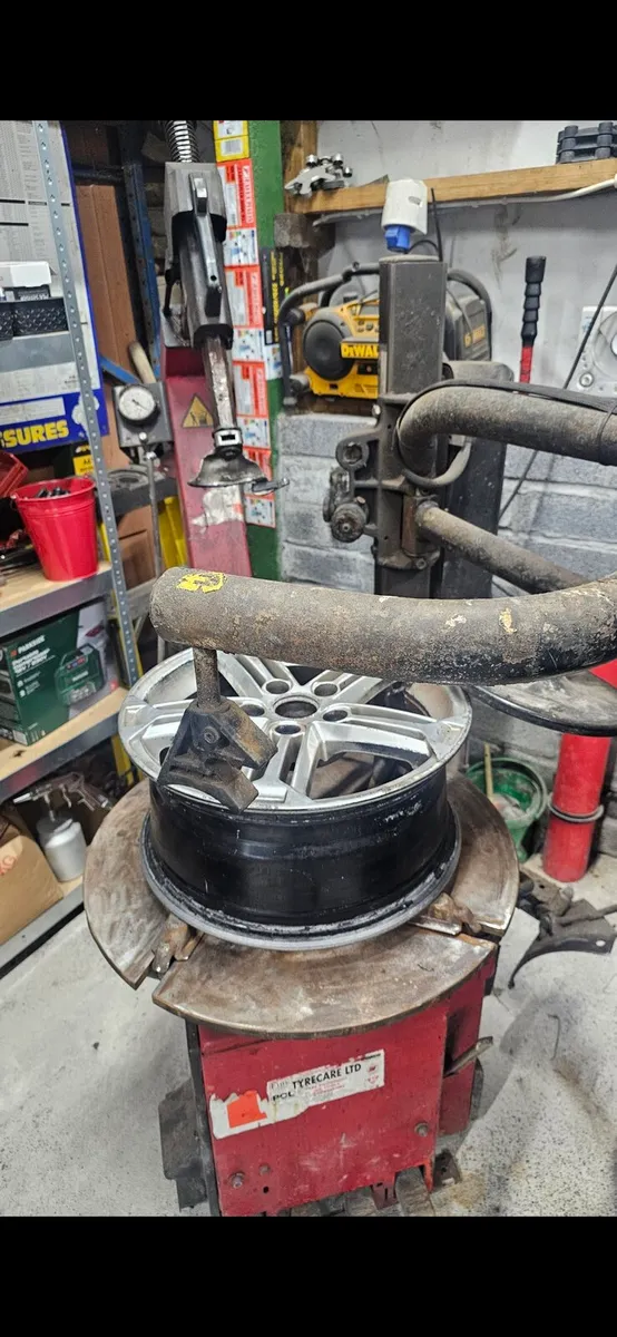 Heavy-duty James Bean tyre changing machine - Image 2