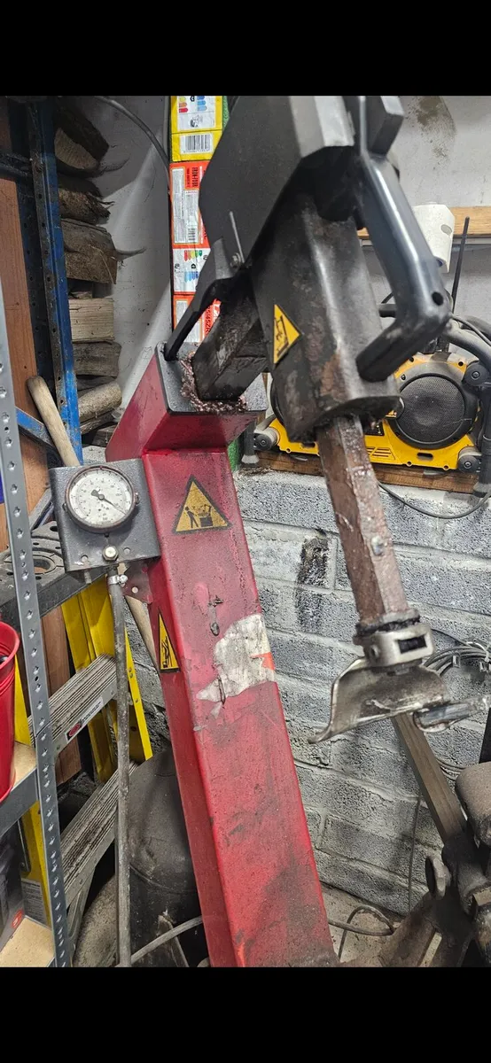 Heavy-duty James Bean tyre changing machine - Image 3