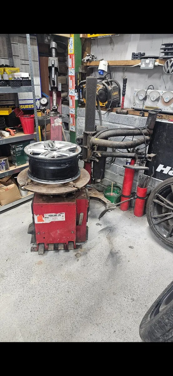 Heavy-duty James Bean tyre changing machine - Image 1