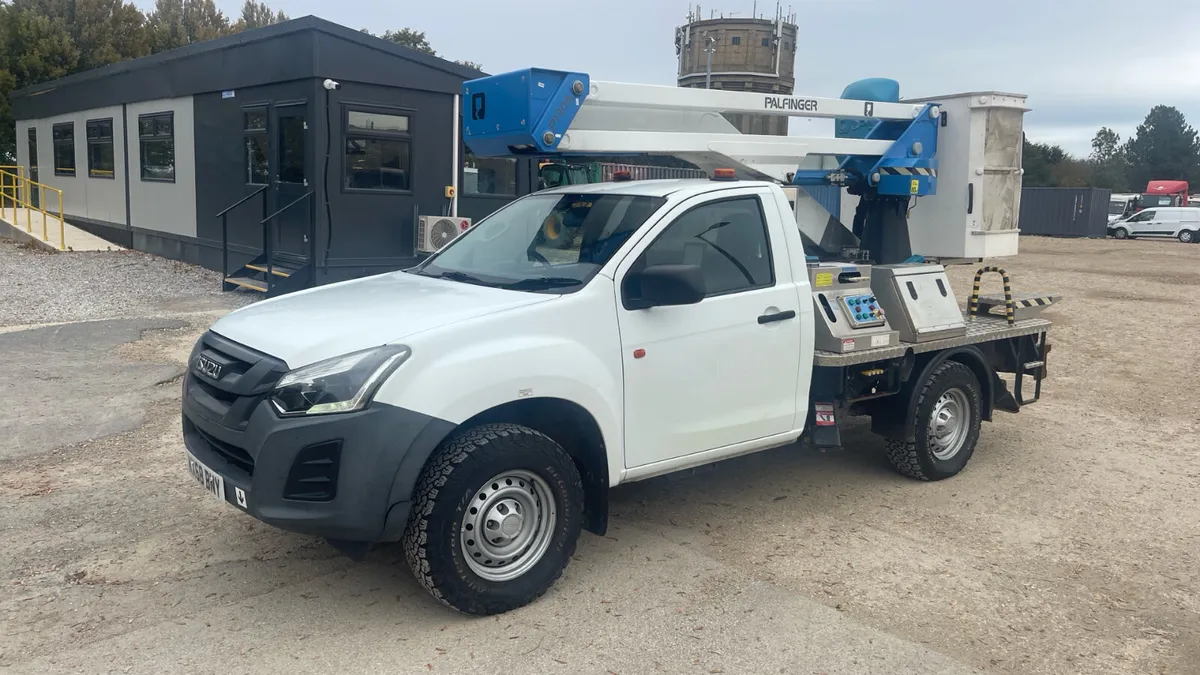 2019 Isuzu Dmax 4x4 Cherry picker 13 meter hoist - Image 3