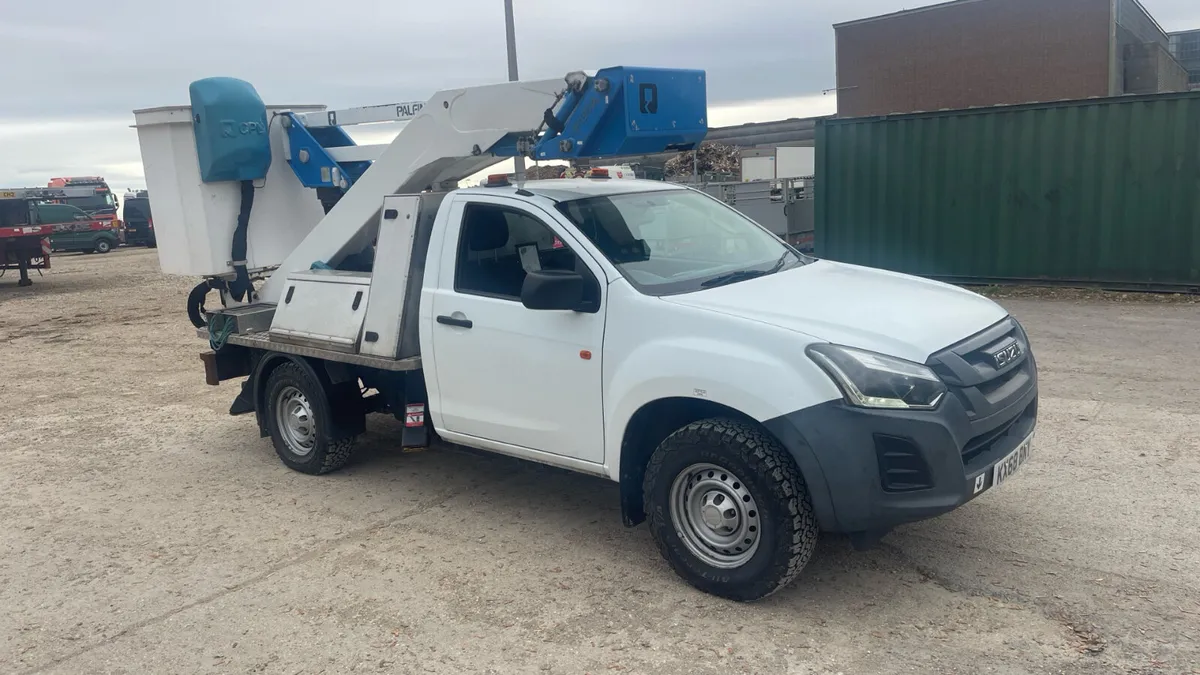 2019 Isuzu Dmax 4x4 Cherry picker 13 meter hoist - Image 2