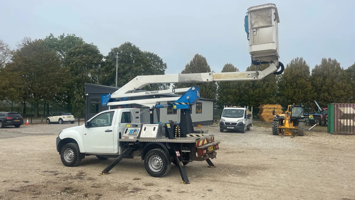 2019 Isuzu Dmax 4x4 Cherry picker 13 meter hoist - Image 1