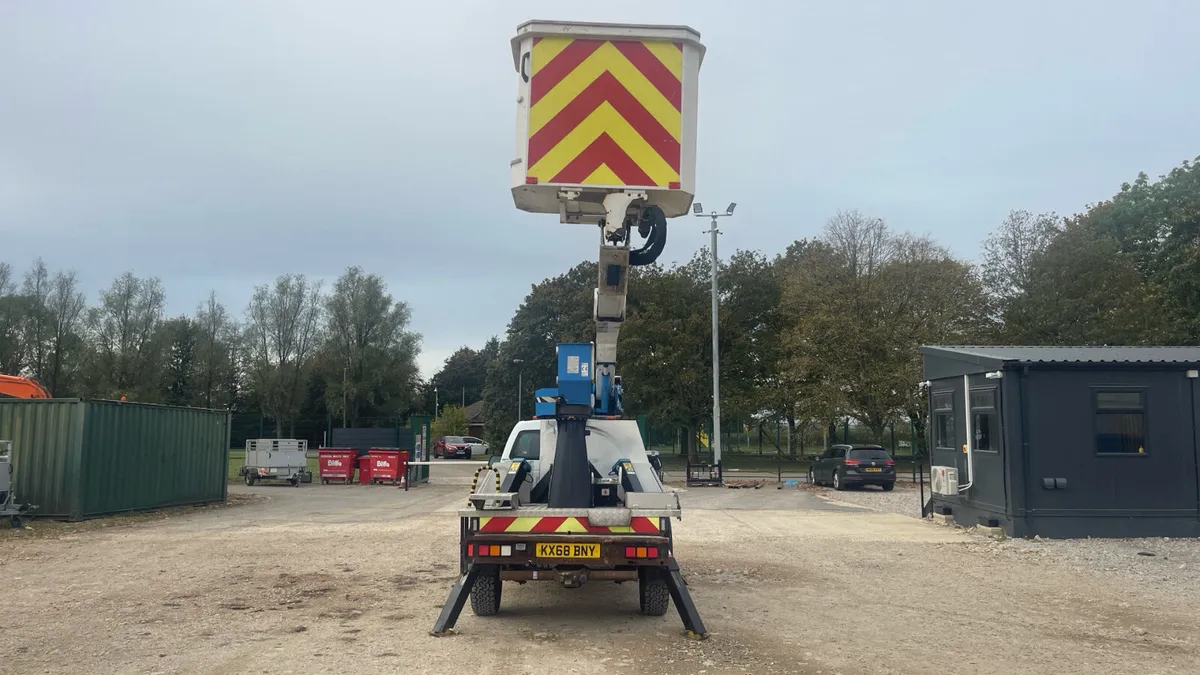 2019 Isuzu Dmax 4x4 Cherry picker 13 meter hoist - Image 4