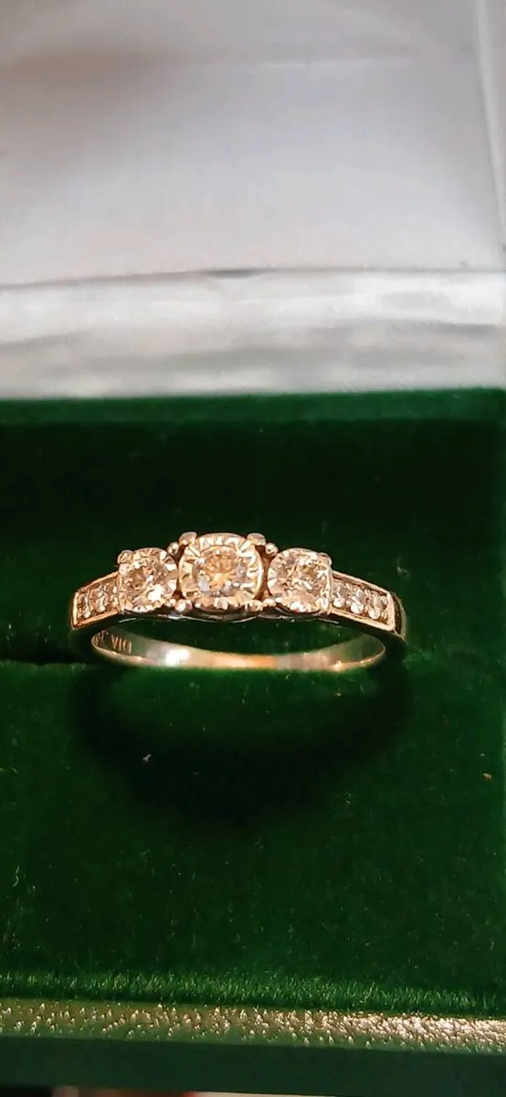 9ct white gold diamond ring. - Image 1