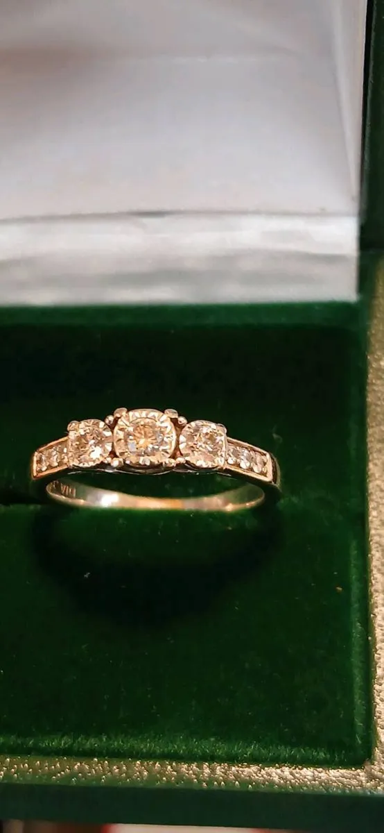 9ct white gold diamond ring. - Image 2