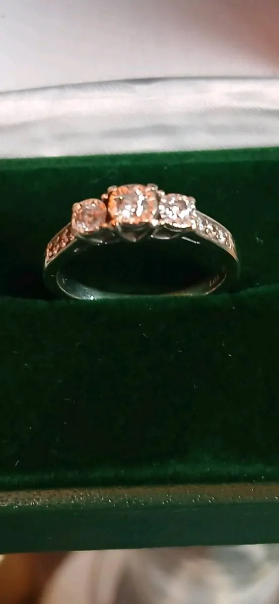 9ct white gold diamond ring. - Image 3